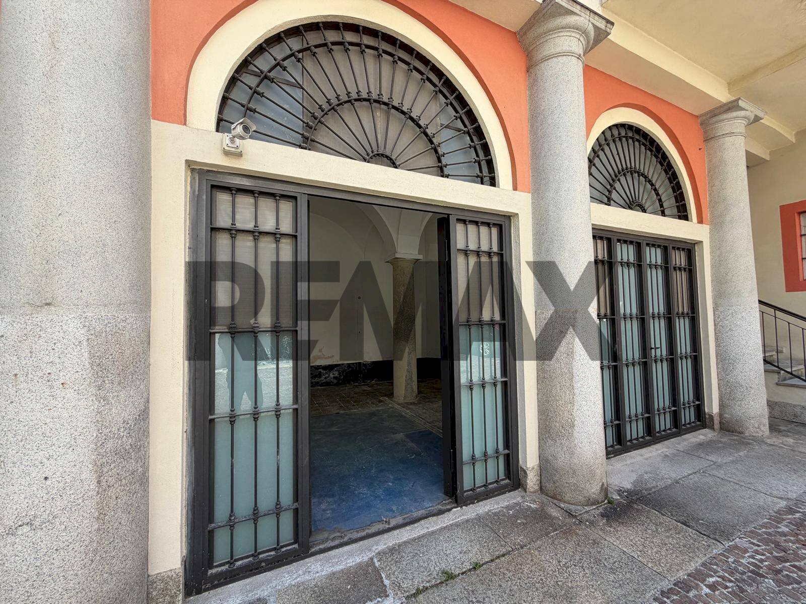 Edificio all\'aperto - Locale Commerciale Corso Camillo Benso di Cavour
17, Novara - foto 2