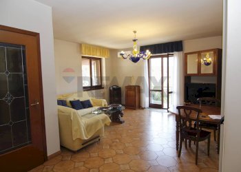 Sala da pranzo - Villa Via Nino Bixio
 
28, Orino - photo 5