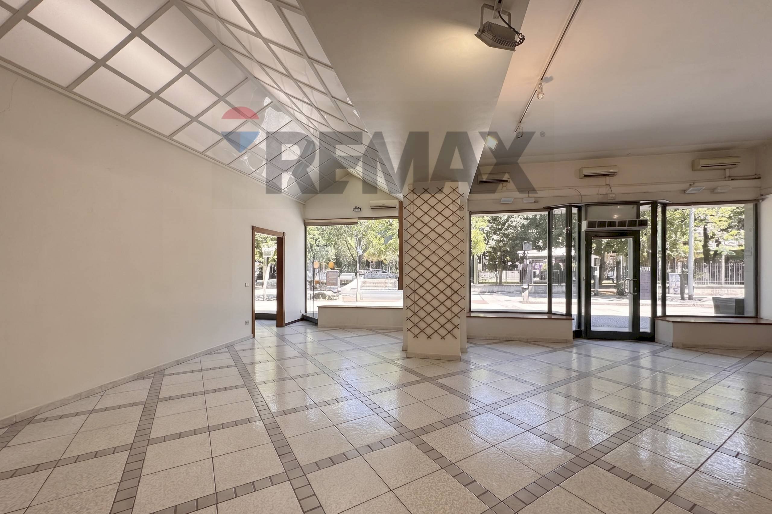 Ricezione / Lobby - Locale Commerciale Viale Strasburgo
44, Palermo - foto 2