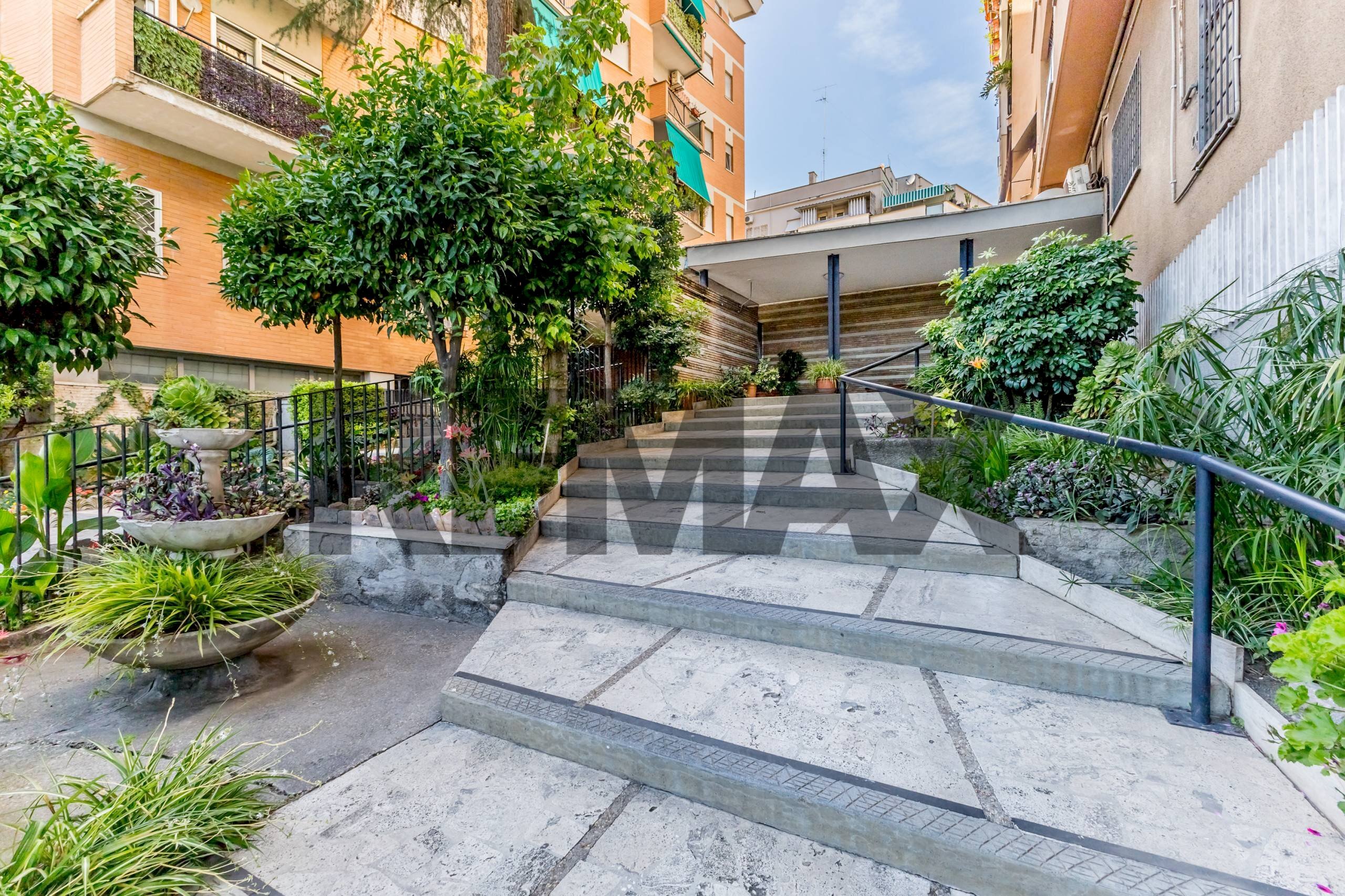 Edificio all\'aperto - Three-room apartment Via Nomentana
875, Roma - photo 2