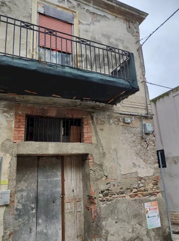 Edificio all\'aperto - Casa indipendente in Piazza della Liberazione
 
21, San Filippo del Mela - foto 1