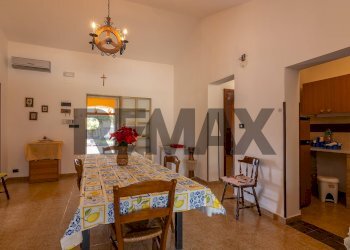 Sala da pranzo - Villa VIA MONTALE
 
1, Melilli - foto 18