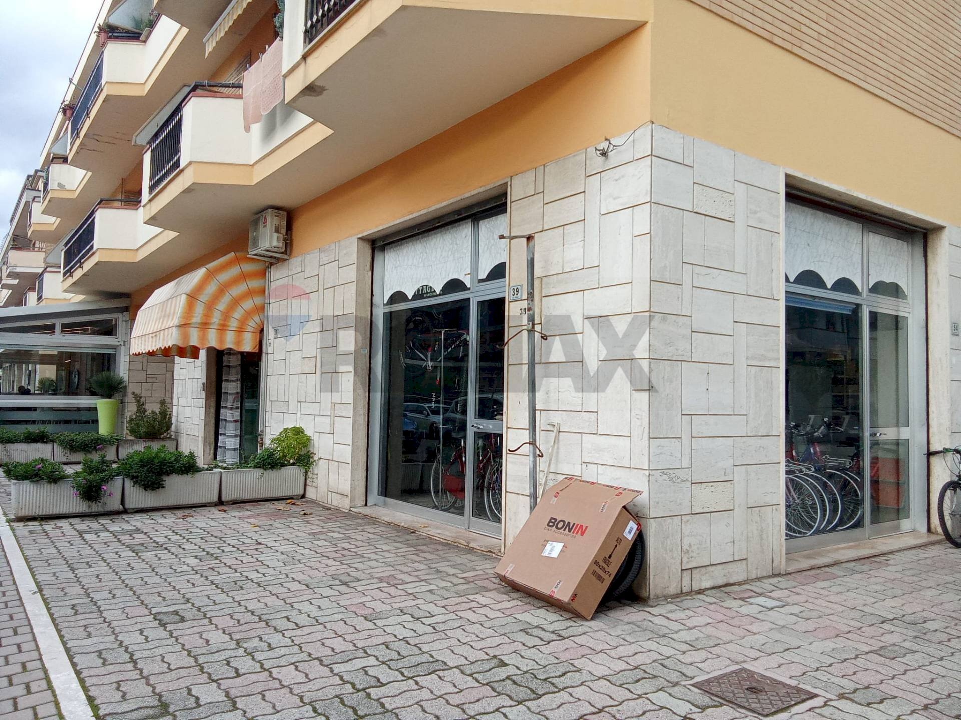 Edificio all\'aperto - Locale Commerciale Via Ugo Foscolo
52, Martinsicuro - foto 3
