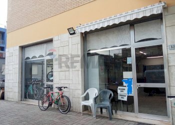 Edificio all\'aperto - Locale Commerciale Via Ugo Foscolo
52, Martinsicuro - foto 11
