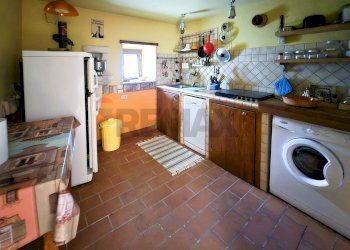 piano terra con cucina e soggiorno con camino - Semi-detached house viale dello sport
 
1, Carpineto della Nora - photo 9
