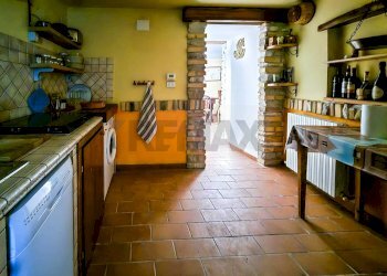 piano terra con cucina e soggiorno con camino - Semi-detached house viale dello sport
 
1, Carpineto della Nora - photo 11