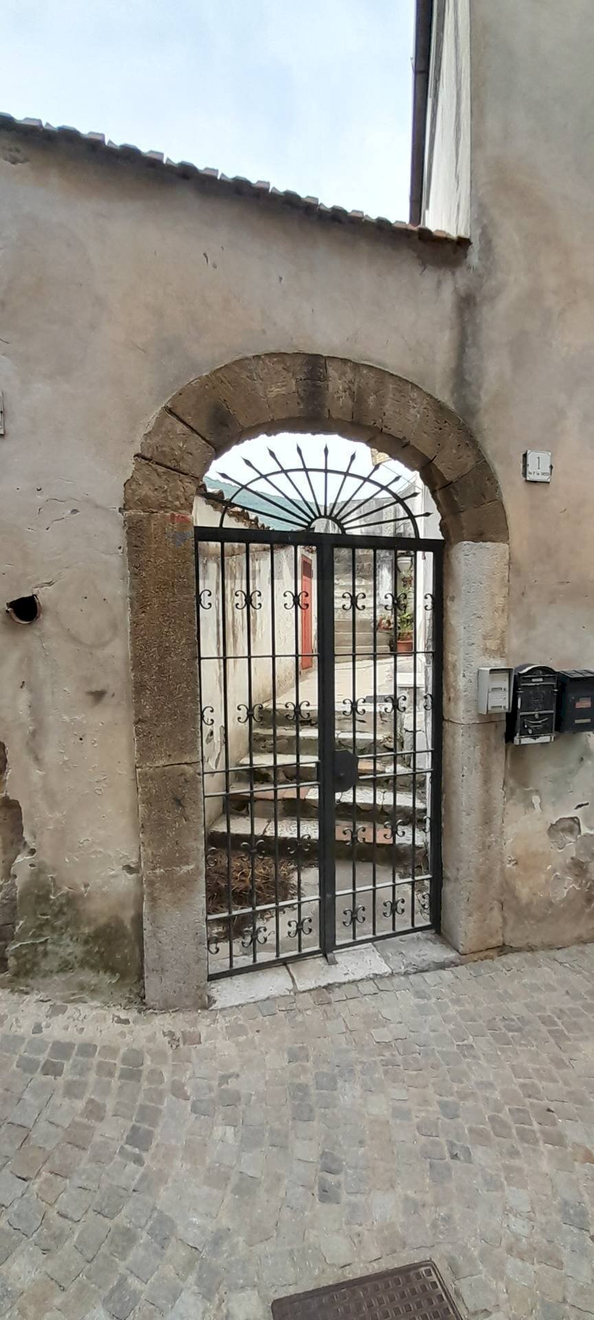 Edificio all\'aperto - Casa semi indipendente vico II° Tenente Tancredi
 
1, Solopaca - foto 1