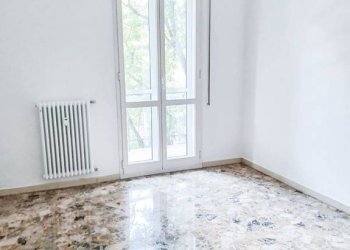 Camera da letto - Quadrilocale via Pellegrino Tibaldi, Bologna (zona Bolognina) - foto 4