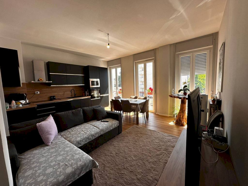 Salone - Three-room apartment via Carlo Tenca, 2, Gallarate - photo 1