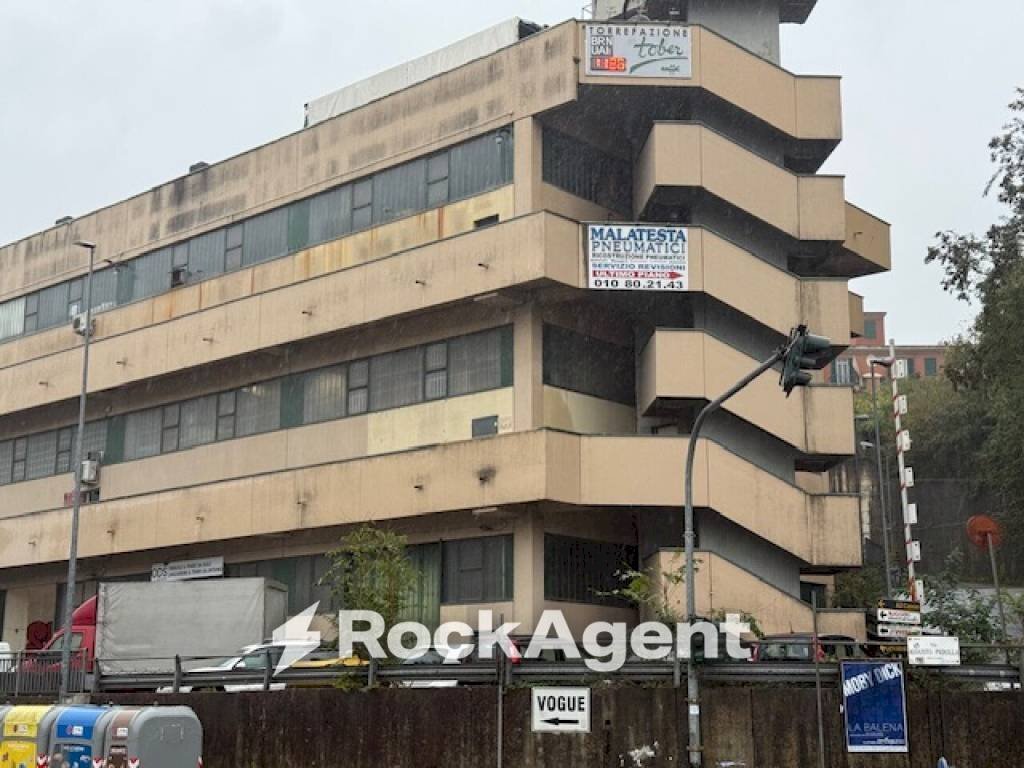 Facciata - Capannone via Augusto Pedullà, Genova (zona Molassana) - foto 1