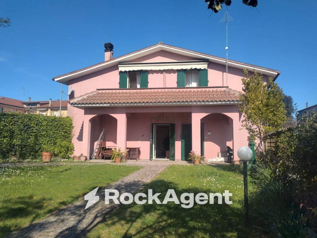 Facciata - Villa via Ten.Tito Mechilli, 3, Caprarola - foto 1