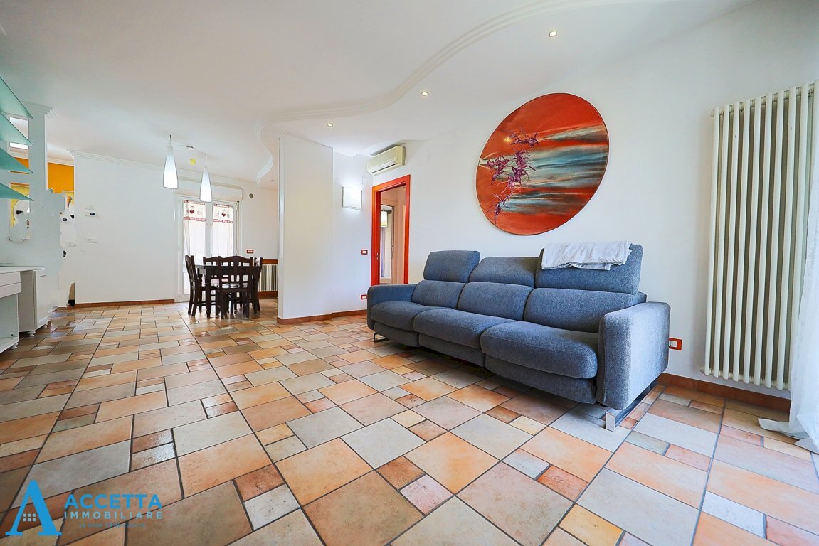 Living - Appartamento Via Lago Ampollino 23, Taranto - foto 2