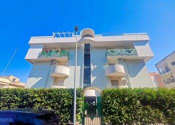 Facciata - Appartamento Via Lago Ampollino 23, Taranto - foto 28
