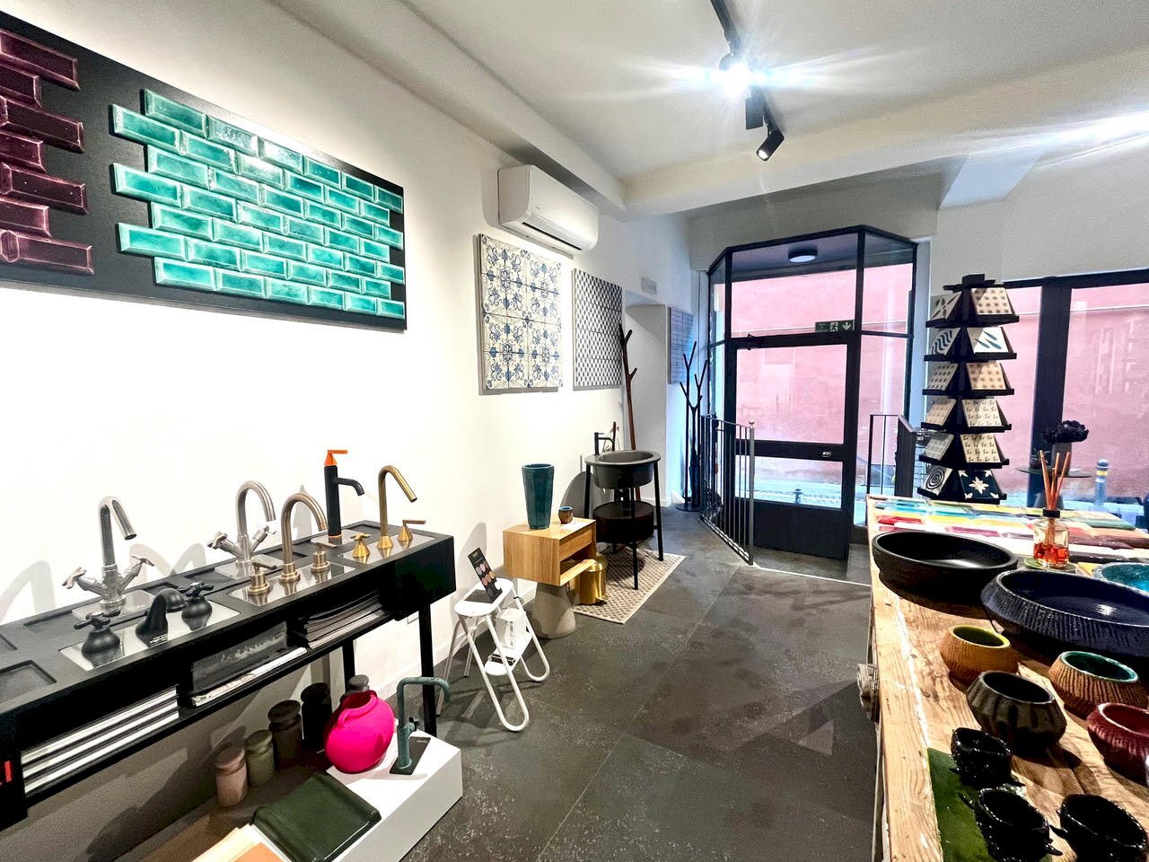 Shop via Collegio di Spagna, 3, Bologna (neighborhood Centro Storico) - photo 1