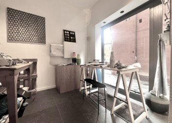 Shop via Collegio di Spagna, 3, Bologna (neighborhood Centro Storico) - photo 4