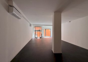 Shop via Collegio di Spagna, 3, Bologna (neighborhood Centro Storico) - photo 5
