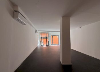 Shop via Collegio di Spagna, 3, Bologna (neighborhood Centro Storico) - photo 3