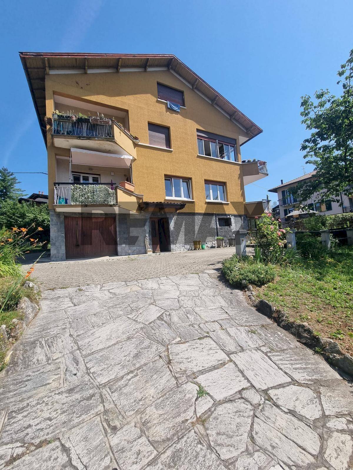 Edificio all\'aperto - Trilocale via Ugo Foscolo
 
9, Luino - foto 1