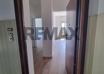 Hall / corridoio - Three-room apartment via Ugo Foscolo
 
9, Luino - photo 2