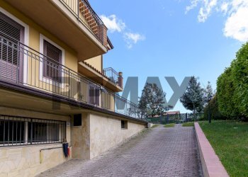 Edificio all\'aperto - Villa via m g cutuli
 
1, Viagrande - photo 4