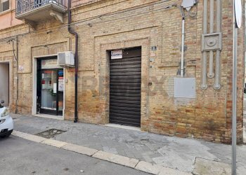 Edificio all\'aperto - Commercial Premises Via Roma
12, Lucera - photo 8