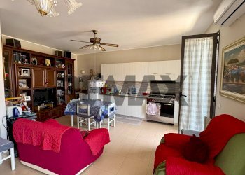 Sala da pranzo - Three-room apartment VIA SCIASCIA
 
14, Floridia - photo 4