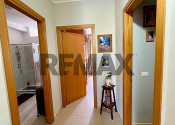 Hall / corridoio - Three-room apartment VIA SCIASCIA
 
14, Floridia - photo 12