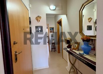 Hall / corridoio - Three-room apartment VIA SCIASCIA
 
14, Floridia - photo 19