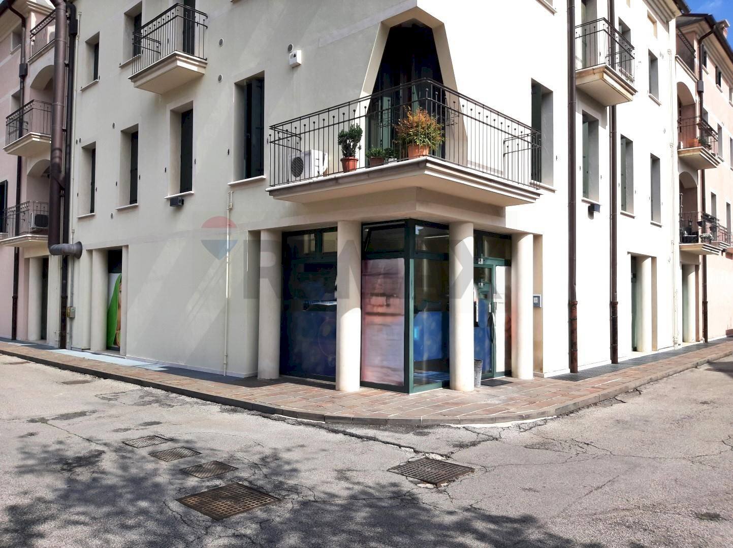 Edificio all\'aperto - Commercial Premises Via 8-9 Maggio 1848
 
6, Cornuda - photo 1