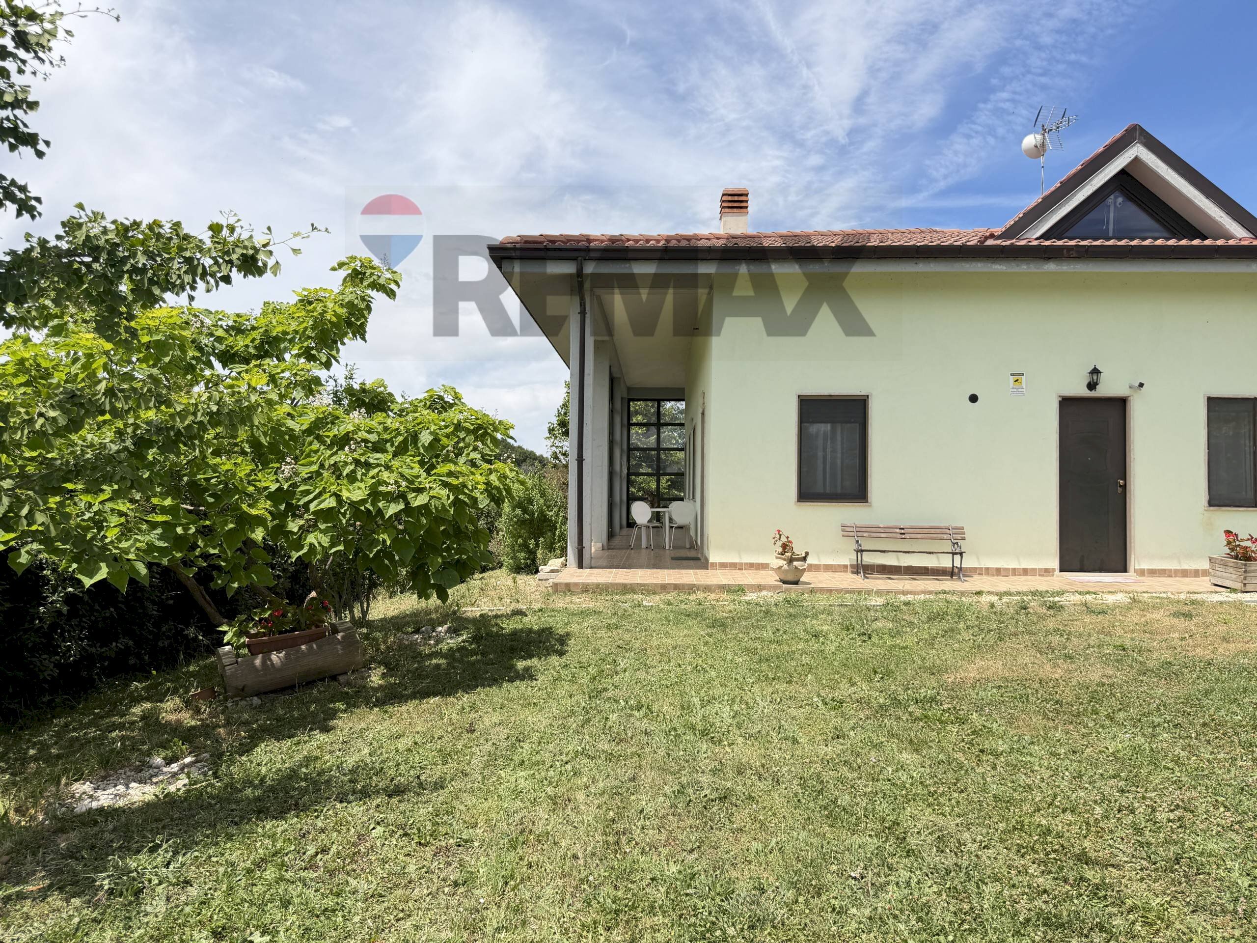 Casa all\'aperto - Villa contrada colle longo
45 F, Campobasso - photo 3