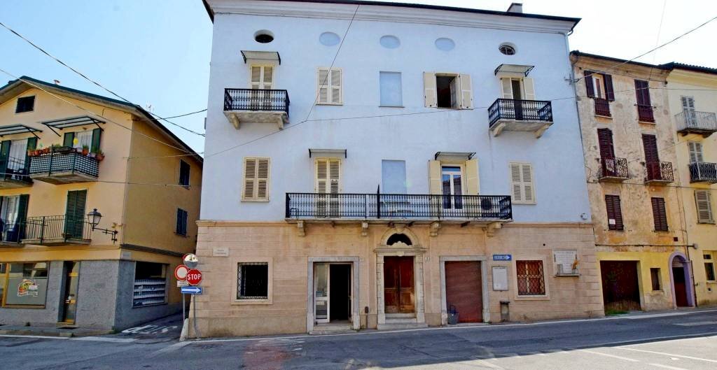 Facciata - Negozio piazza della Concordia, 2, Mondovì - foto 1