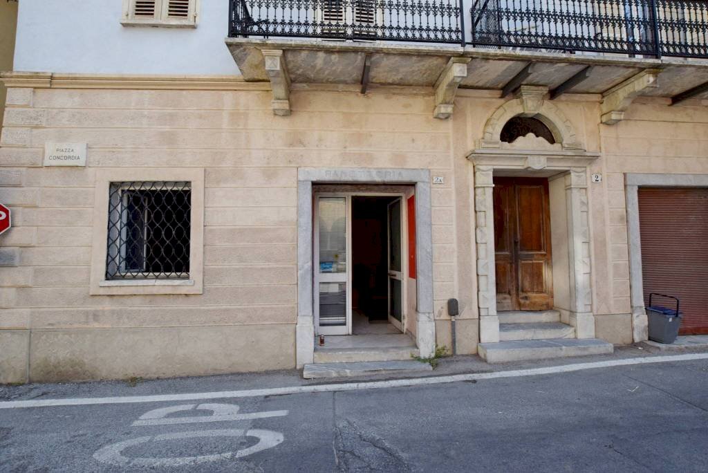 Facciata - Negozio piazza della Concordia, 2, Mondovì - foto 2