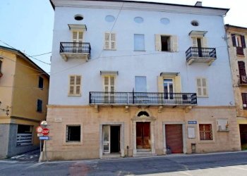 Facciata - Negozio piazza della Concordia, 2, Mondovì - foto 1