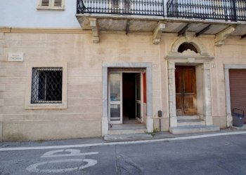 Facciata - Negozio piazza della Concordia, 2, Mondovì - foto 2