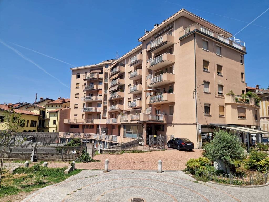 Facciata - Trilocale piazza 26 Maggio, 14, Varese (zona Biumo Inferiore) - foto 1