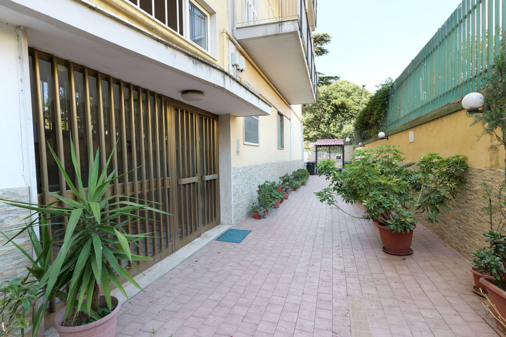 CORTILE ESTERNO - Quadrilocale via  flotard de lauzieres
 
5, Portici - foto 3