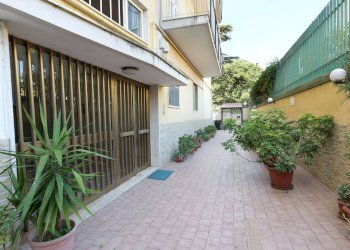 CORTILE ESTERNO - Quadrilocale via  flotard de lauzieres
 
5, Portici - foto 3