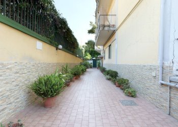 CORTILE ESTERNO - Quadrilocale via  flotard de lauzieres
 
5, Portici - foto 4