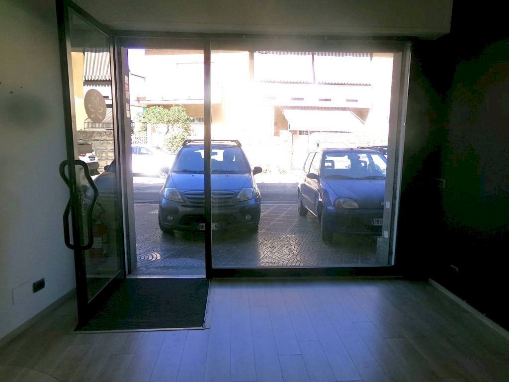 Interno non residenziale - Negozio via dei Garofani, 2, Nettuno - foto 3