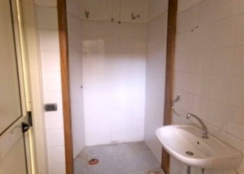 Bagno - Negozio via dei Garofani, 2, Nettuno - foto 11