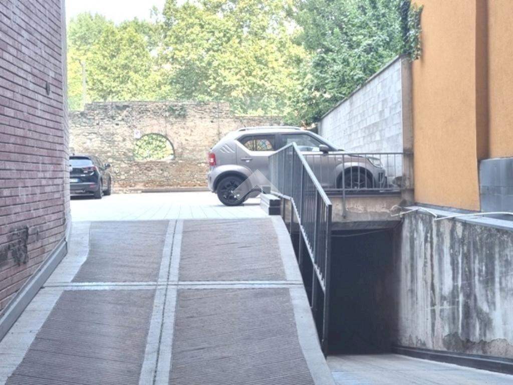 Parking space Via Azzo Gardino, Bologna (neighborhood Centro Storico) - photo 1