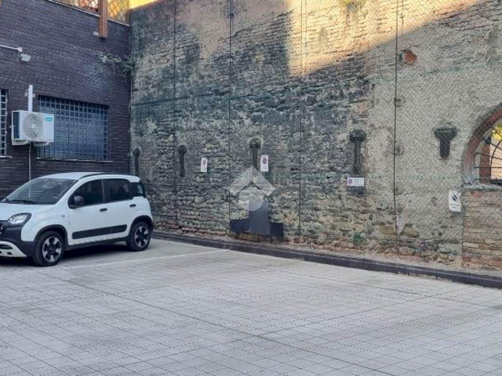 Parking space Via Azzo Gardino, Bologna (neighborhood Centro Storico) - photo 3