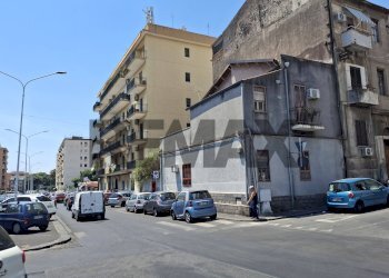 Edificio all\'aperto - Casa indipendente Via Delle Medaglie D'oro
 
7, Catania - foto 3