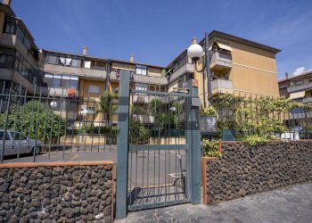 Edificio all\'aperto - Trilocale Via Pompeo Cisternazza
10, Mascalucia - foto 2