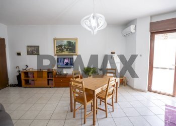 Sala da pranzo - Trilocale Via Pompeo Cisternazza
10, Mascalucia - foto 8