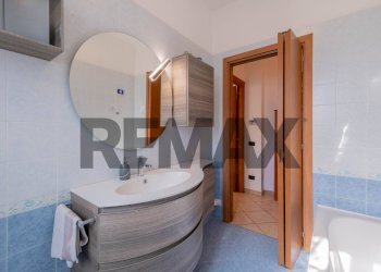 Bagno - Three-room apartment via de amicis
 
52, Cairate - photo 16