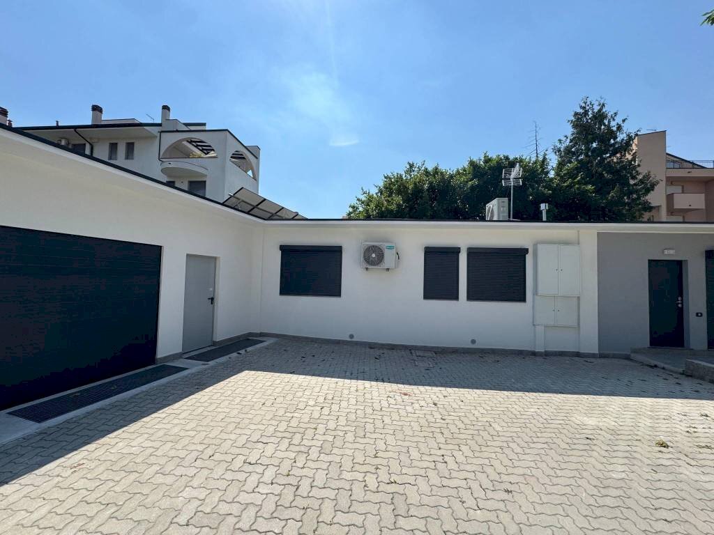 Cortile interno - Villa via Roma, 65, Cardano al Campo - photo 1