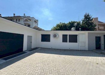 Cortile interno - Villa via Roma, 65, Cardano al Campo - photo 1