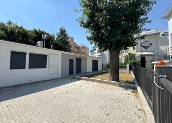 Cortile interno - Villa via Roma, 65, Cardano al Campo - photo 4