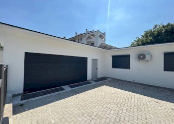 Cortile interno - Villa via Roma, 65, Cardano al Campo - photo 15